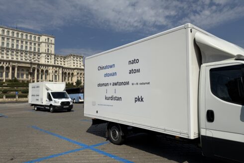 Dube cu mesaje conspiraționiste, în fața Palatului Parlamentului. Milionarul din spatele fundației Corporate Transparency 